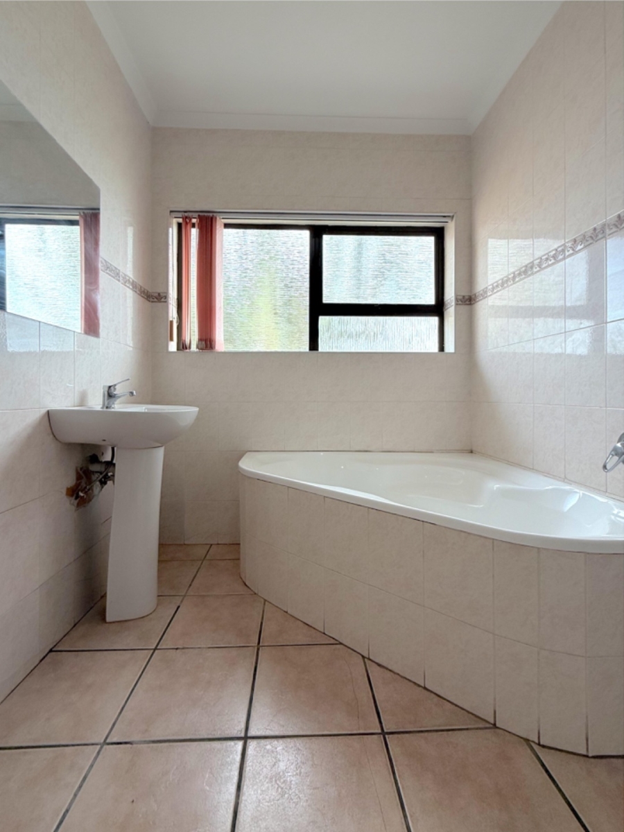 4 Bedroom Property for Sale in Bluewater Bay Eastern Cape